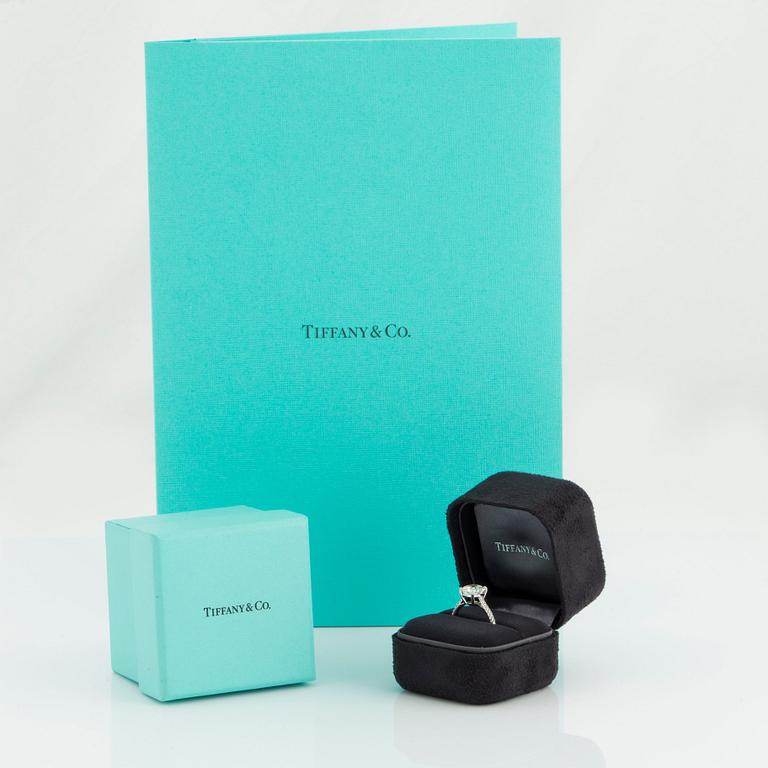 Tiffany ring "Novo" med en cushionformad briljantslipad diamant 2.29 ct kvalitet G vs1.