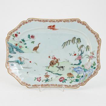 A famille rose dish, Qing dynasty, Qianlong (1736-95).