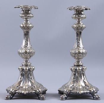 LJUSSTAKAR, ett par, nysliver, nyrokoko, 1800/1900-tal.