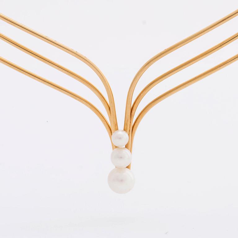 NECKLACE, semi-rigid, 18K gold w 3 cultured pearls approx 5-7 mm.