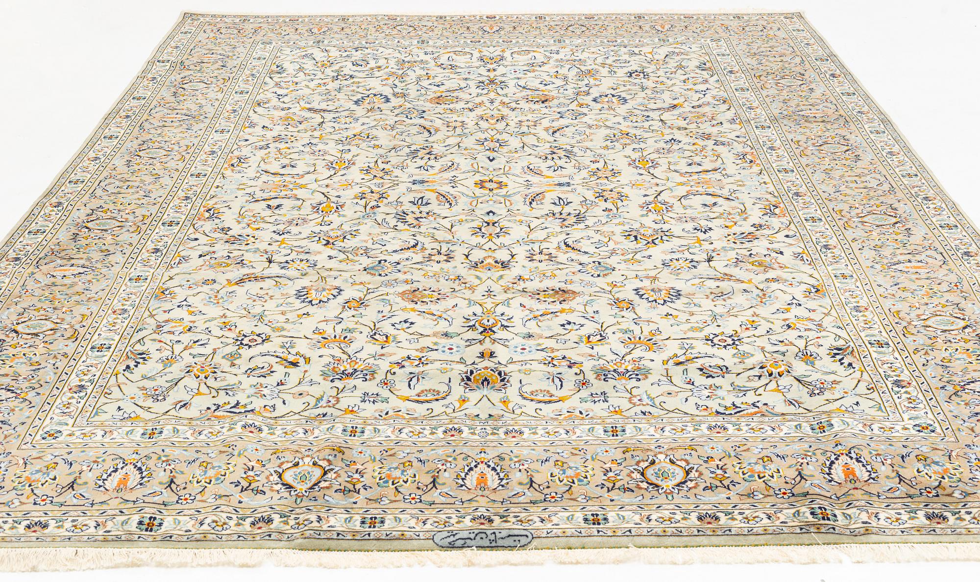 A Kashan carpet, ca 395 x 277 cm.