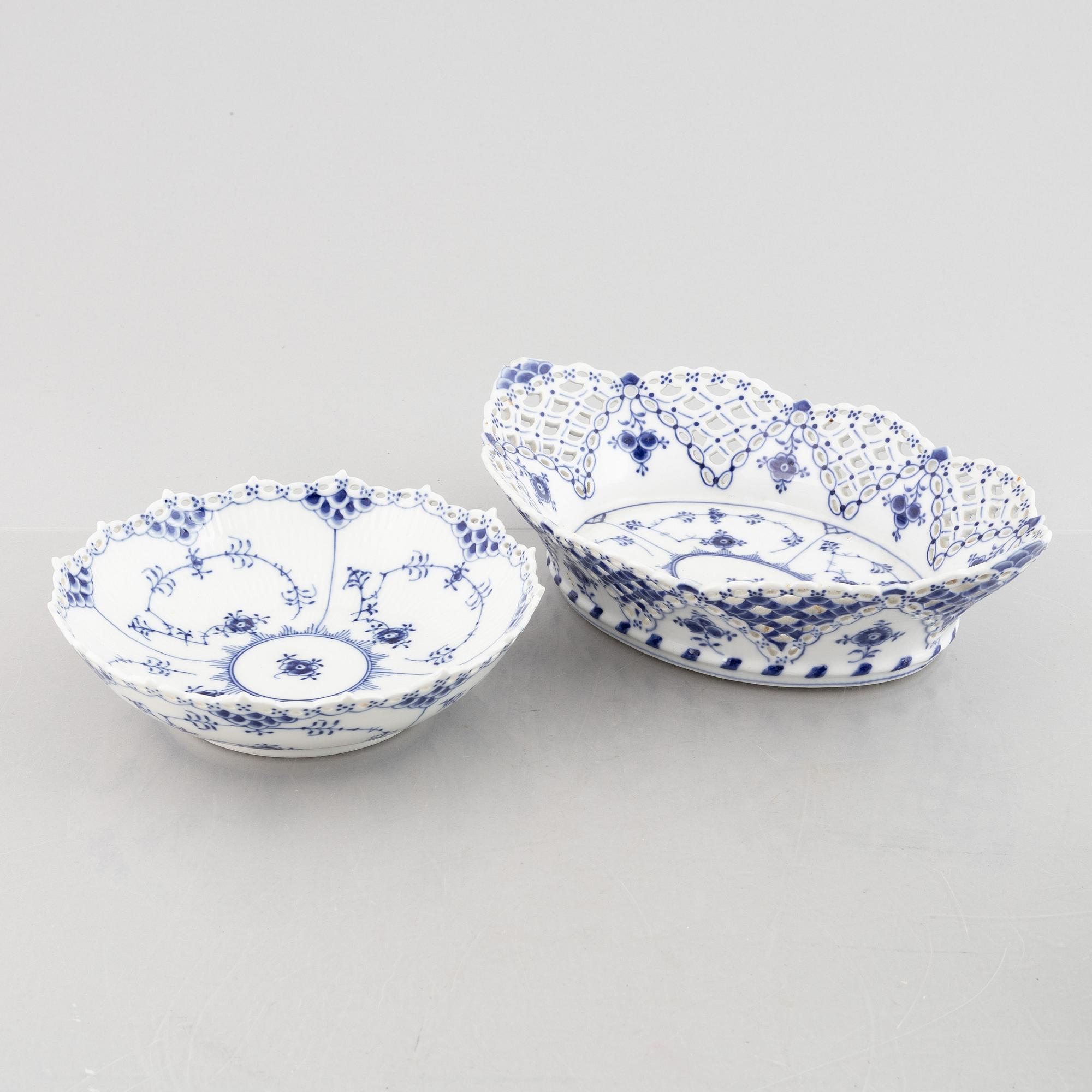 Royal copenhagen, xx pieces of a 'Musselmalet' porcelain service with half lace and full lace pieces, Denmark.