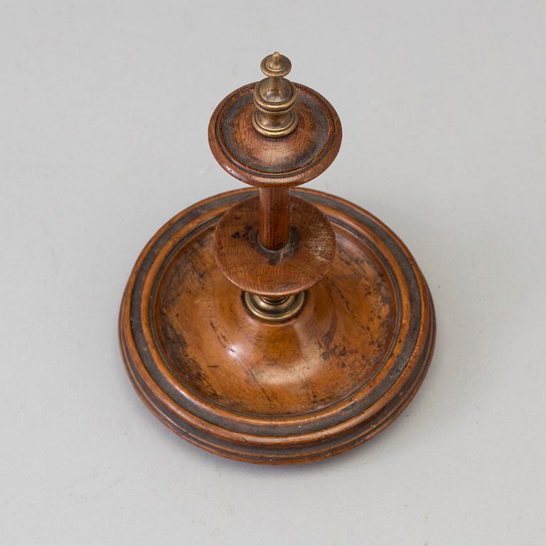 TRÅDRULLEHÅLLARE, trä och mässing, daterad 1843.