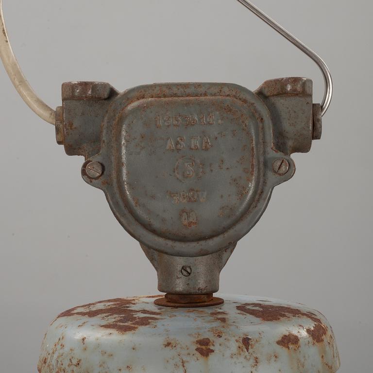 INDUSTRILAMPOR, 2 st, 1900-talets andra hälft.