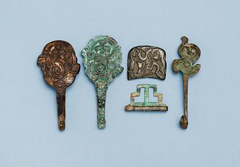 1619. BÄLTESSPÄNNEN, fyra stycken, brons. Arkaiserande.