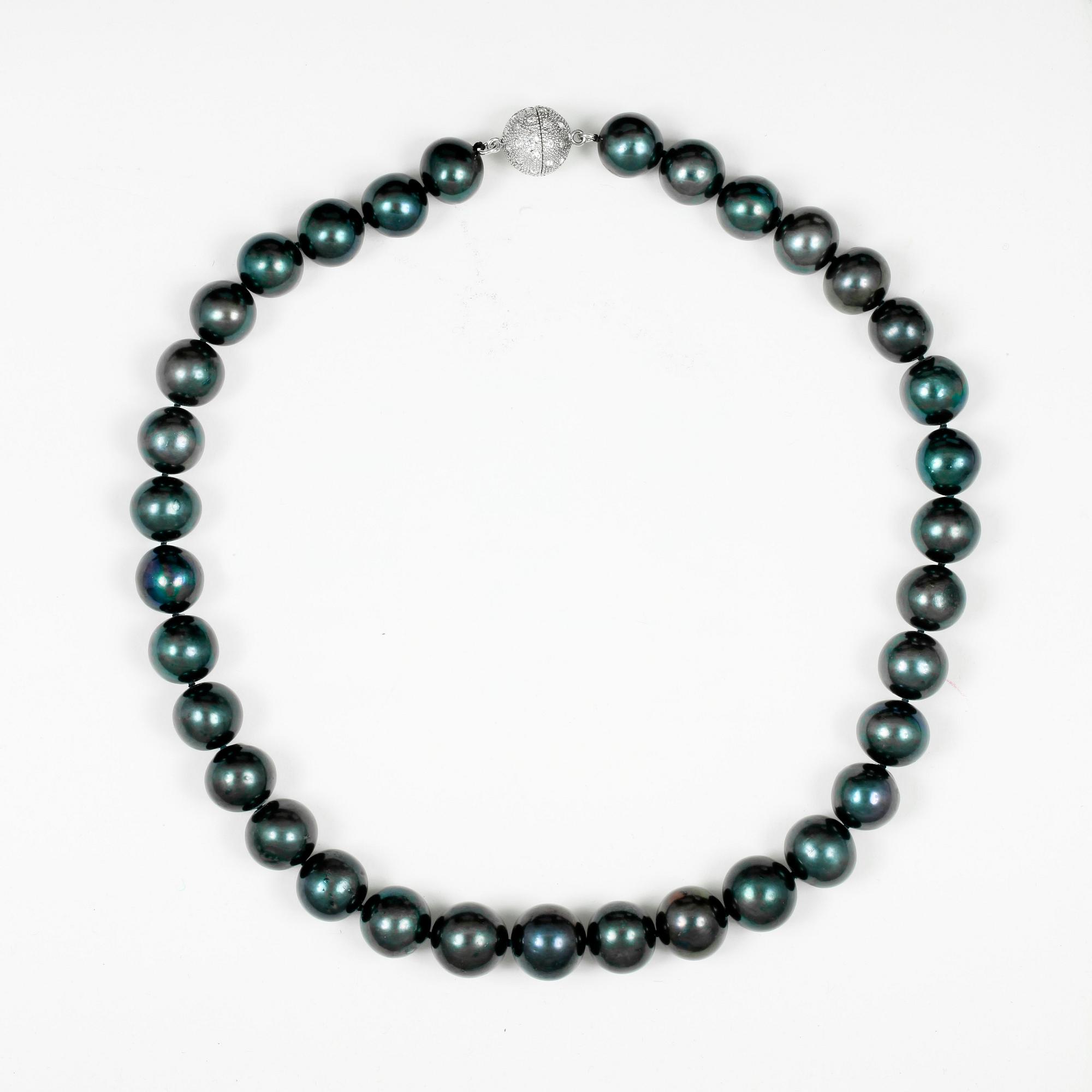 COLLIER, gråa odlade sötvattenspärlor, lås i vitmetall, 2000-tal.