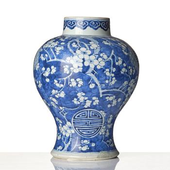 Vas, porslin. Qingdynastin, Kangxi (1662-1722).
