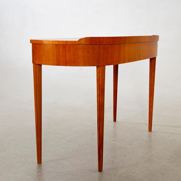 A dressing table mid 1900s.