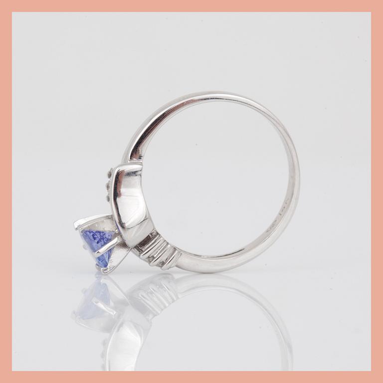 RING, 14K vitguld med rundslipad tanzanit, ca 0,55 ct och baguetteslipade diamanter, tot ca 0,21 ct. Total vikt 3,95 g.