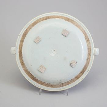 A blue and white export porcelain hot water dish, Qing dynasty, Qianlong (1736-95).