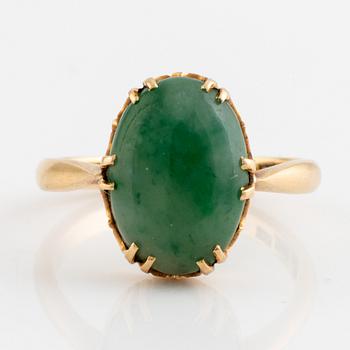 Ring, 18K guld med cabochonslipad grön sten.