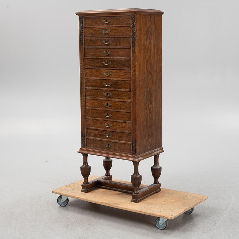 An oak chest of drawers, 20th Century.