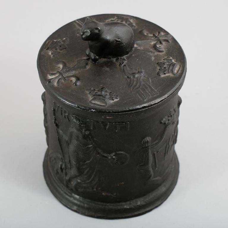 TOBAKSBURK, gjutjärn, Hällefors, daterad 1788.