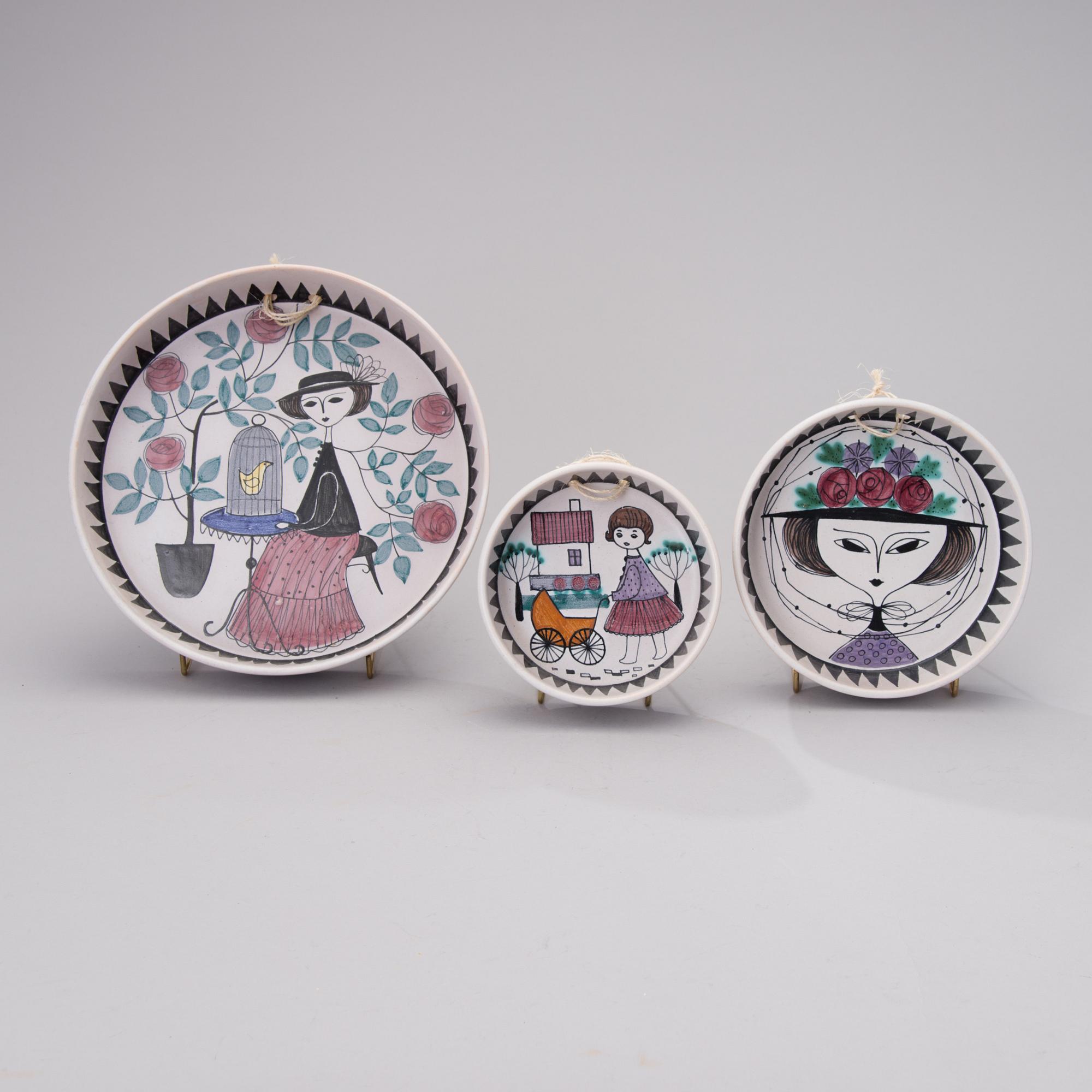 LAILA ZINK, A SETT OF THRE WALL PLATES. Signed LZ. Kupittaan Savi, Made in Finland. 1960s.