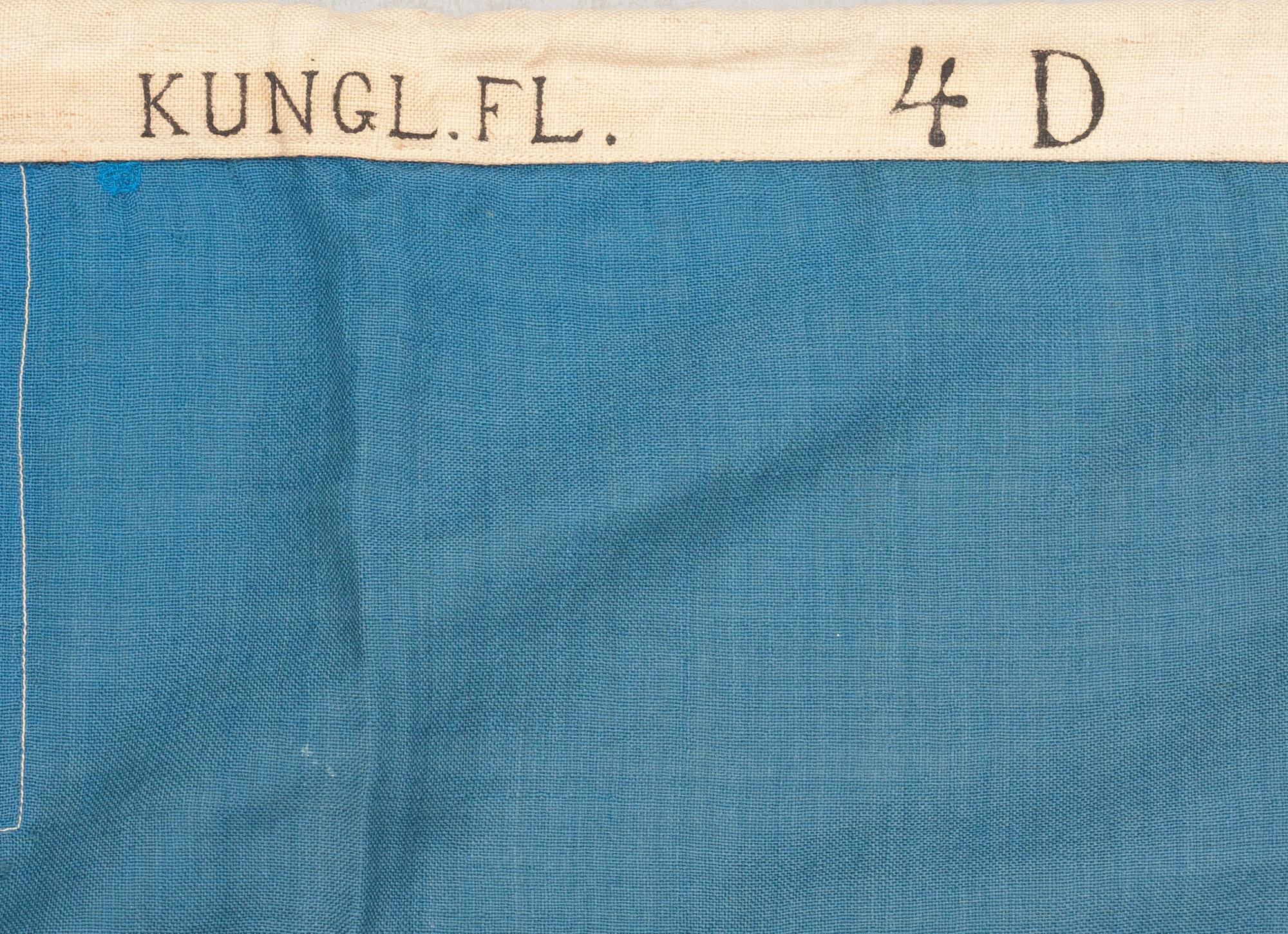 TRETUNGAD FLAGGA MED RIKSVAPNET, märkt Kunglig Flagg D. Tillhörande Änkedrottning Sofia. Omkring 1900.