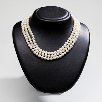 COLLIER, 3-radig akoyapärlor 6 - 6,5 mm. Längd ca 45 cm.