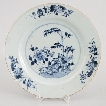 19 blue and white export porecelain plates, Qing dynasty, 18th century.