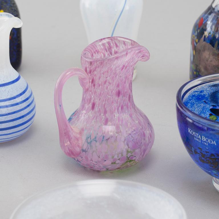 MINIATYRER, 20 st, glas, Bertil Vallien och Ulrica Hydman Vallien, Kosta Boda, signerade och numrerade, sent 1900-tal.