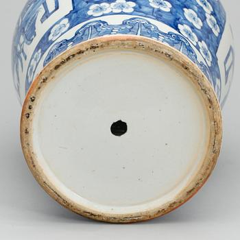 URNA, porslin, Kina, omkring 1900.