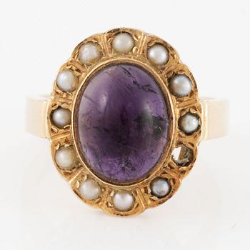 Ring, 18K gold with cabochon-cut amethyst and small pearls.