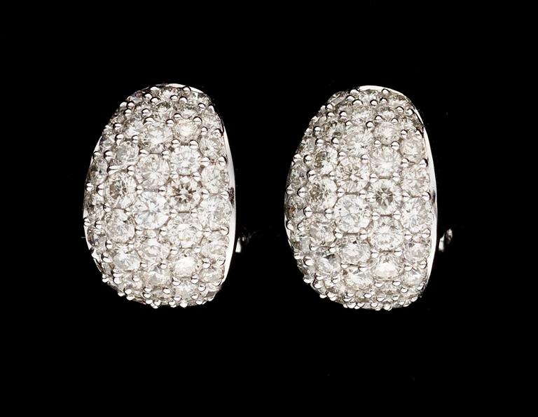 ÖRHÄNGEN, 18k vitguld med 90 briljantslipade diamanter.