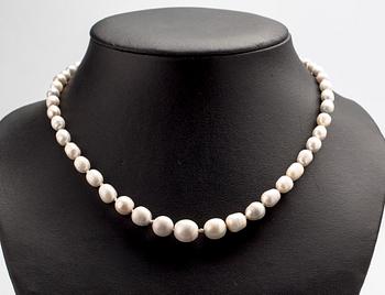 PÄRLCOLLIER, odlade pärlor med lås i 18 K vitguld med gammalslipade diamanter, ca 0.10 ct. 1900-talets första hälft.