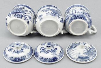 CREMEKOPPAR, 3 st SAMT BÄRTALLRIK, porslin, Qianlong, Kina 1700-tal.