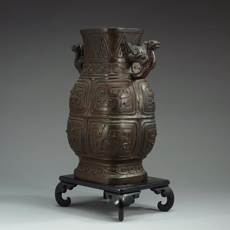 URNA, brons. Arkaiserande, Qing dynastin (1644-1912).