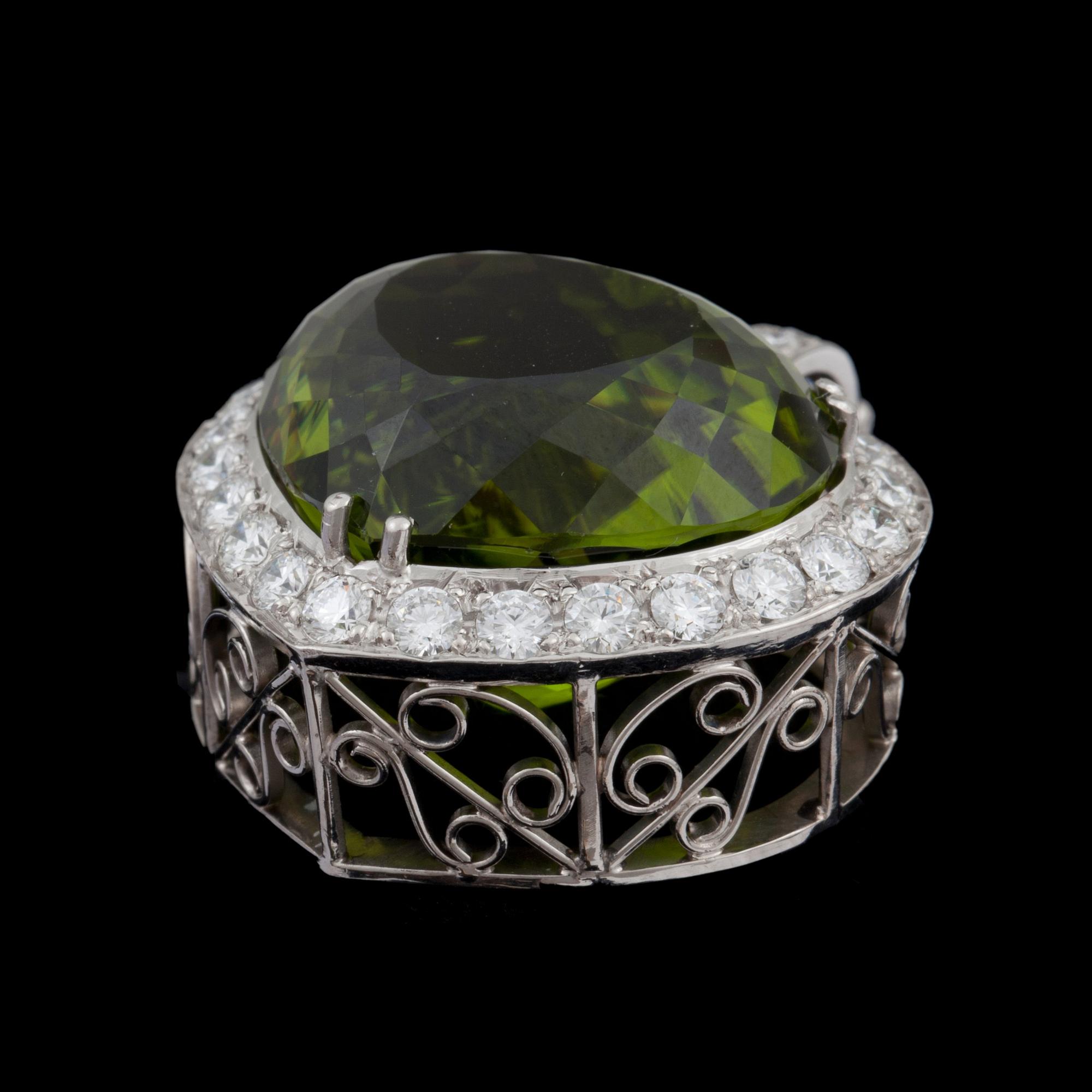 HÄNGE och KEDJA. Hänge med peridot ca 45.00 ct samt briljantslipade diamanter totalt ca 1.50 ct.