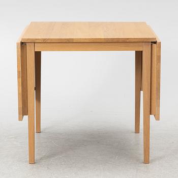 Dining table with leaves, 21st century.