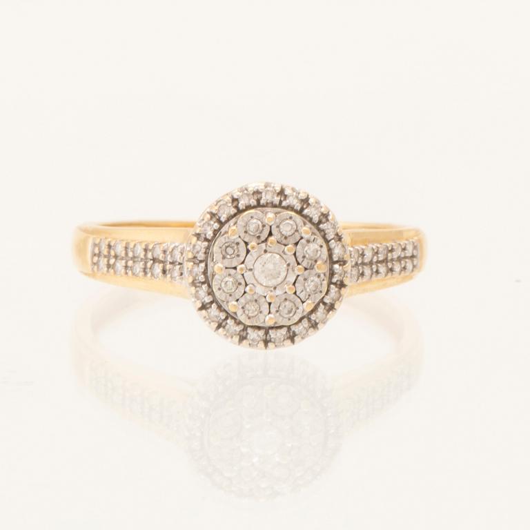 Ring 18K guld med runda briljantslipade samt enkelslipade diamanter.