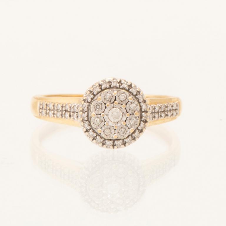 An 18K gold ring with round brilliant-cut and single-cut diamonds.