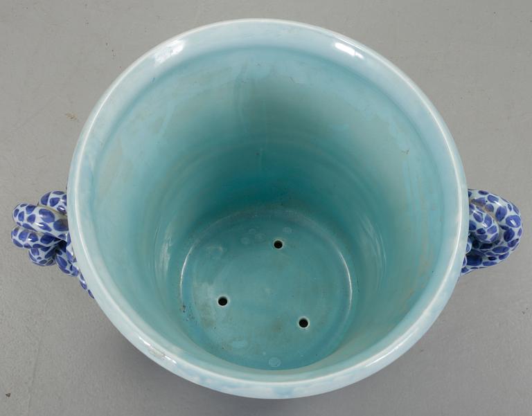 YTTERFODER, porslin, Ewaldin Pettersson, Gustavsberg, signerat "EP" samt daterat 1913.