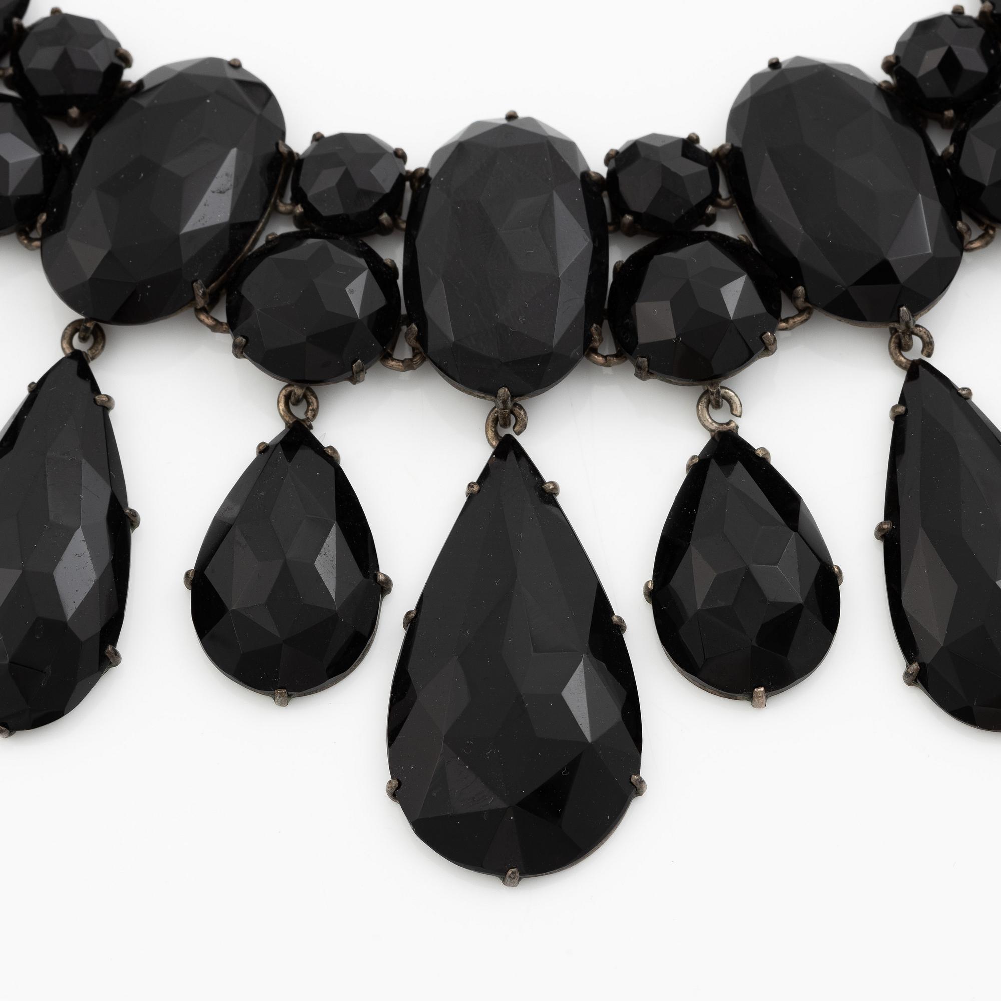 Collier silver med stora fasettslipade svarta stenar.