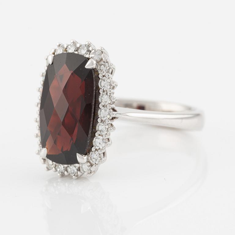 Ring in 18K gold with a checker-cut garnet and round brilliant-cut diamonds.