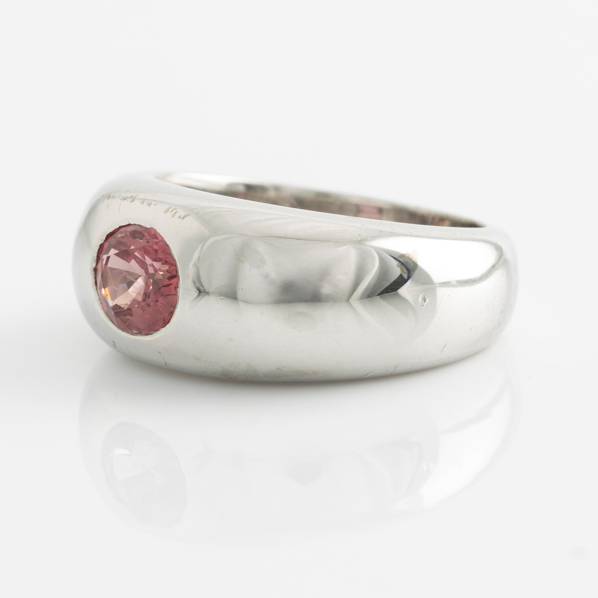 Ring 18K white gold with pink sapphire.