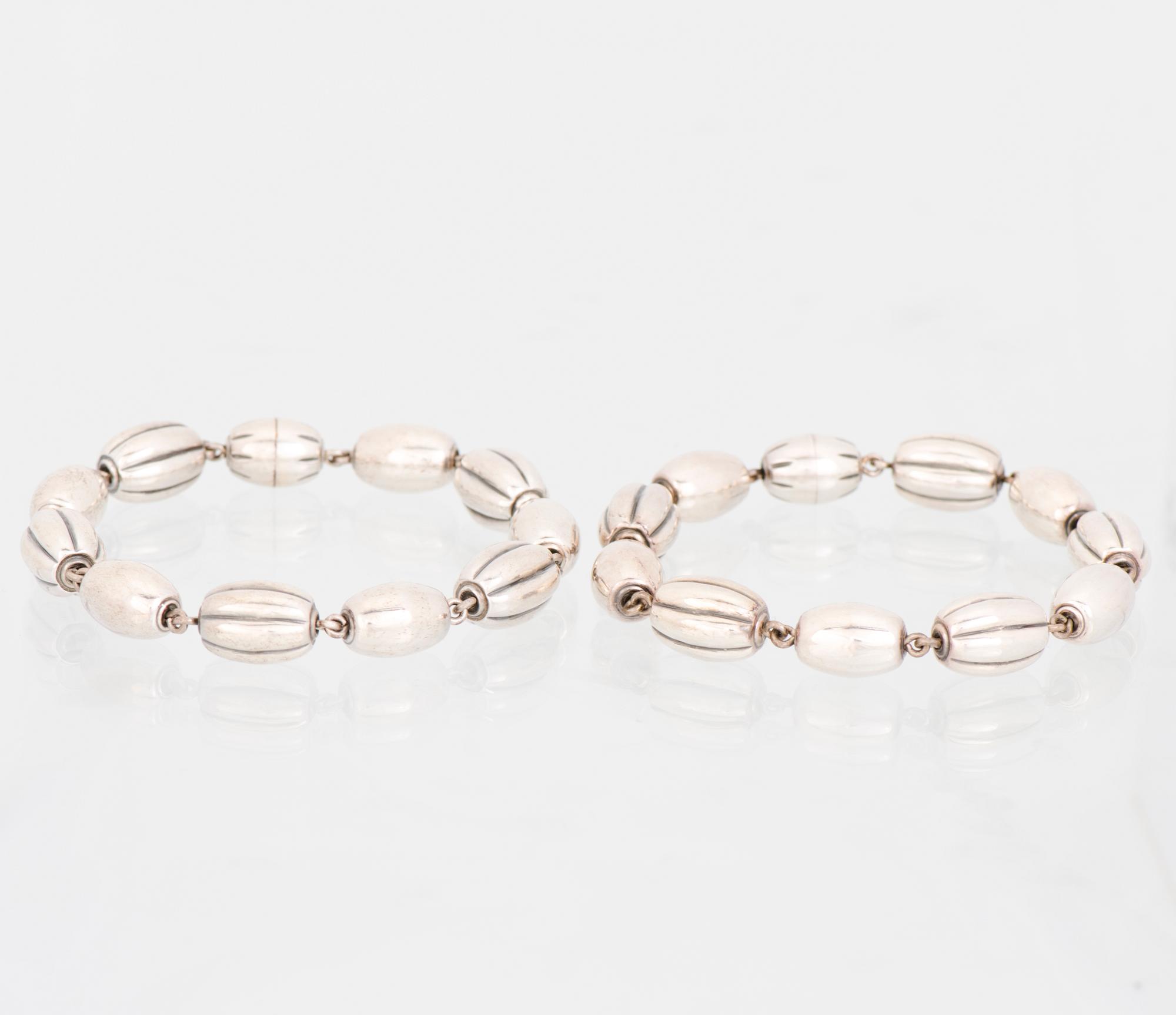 KAULAKORU, RANNEKORUJA, 2 kpl, ja SORMUS, "Halikon Kääty", hopeaa. Kalevala Koru 1972-83.