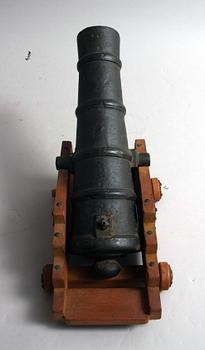 SALUTKANON, gjutjärn med lavett i trä.