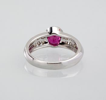 RING, 18 k vitguld med rubin ca 0.70 ct, troligtvis obehandlad, diamanter ca 0.24 ct. Vikt ca 4,8 g.