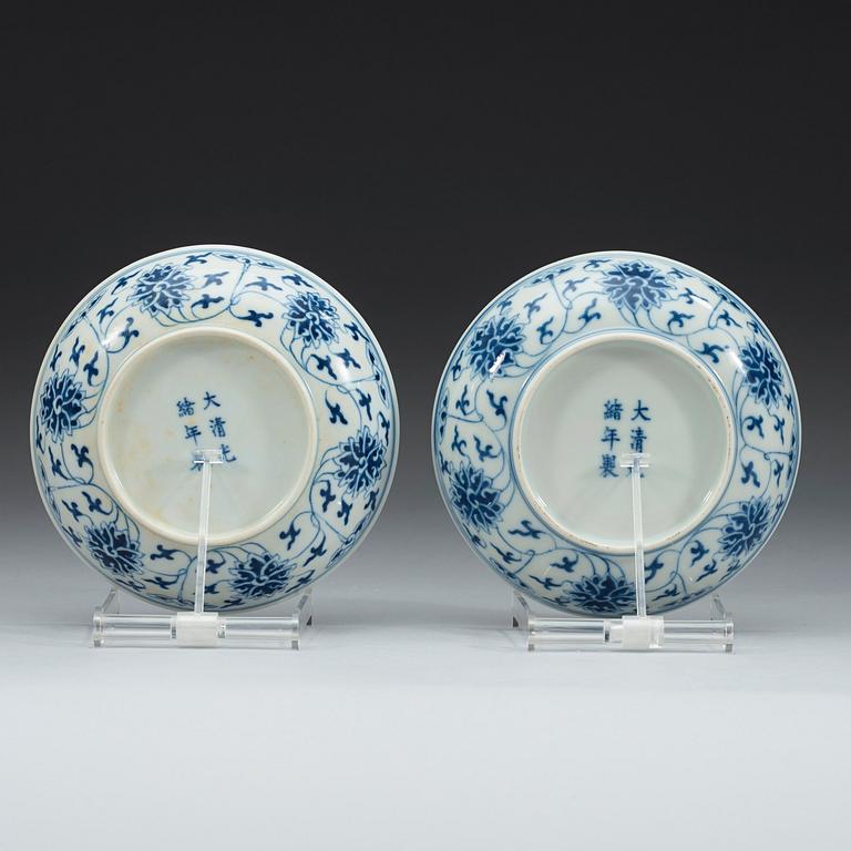 SKÅLFAT, ett par, porslin, Qing dynastin, Guangxu (1874-1908) märke och period.