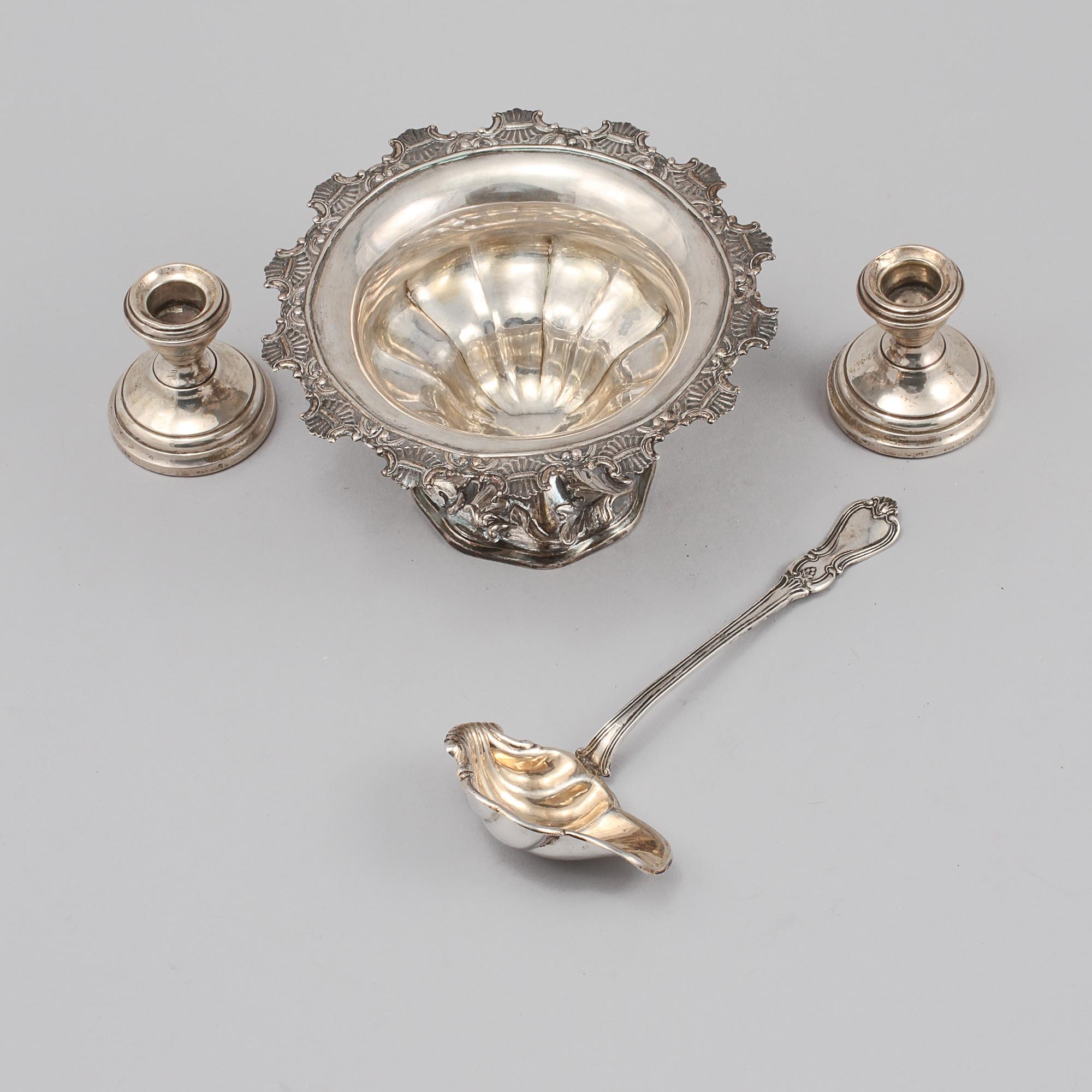 PARTI SILVER, 4 delar, England samt Sverige, 1800 respektive 1900-tal, (vikt exklusive ljusstakar) 250 gram.