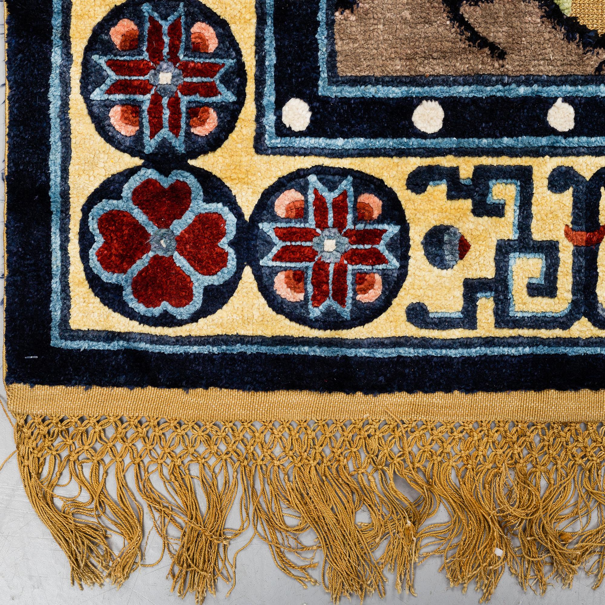 MATTO,  a semi-antique/an old silk China figural relief, ca 176-177 x 121,5-125,5 cm.