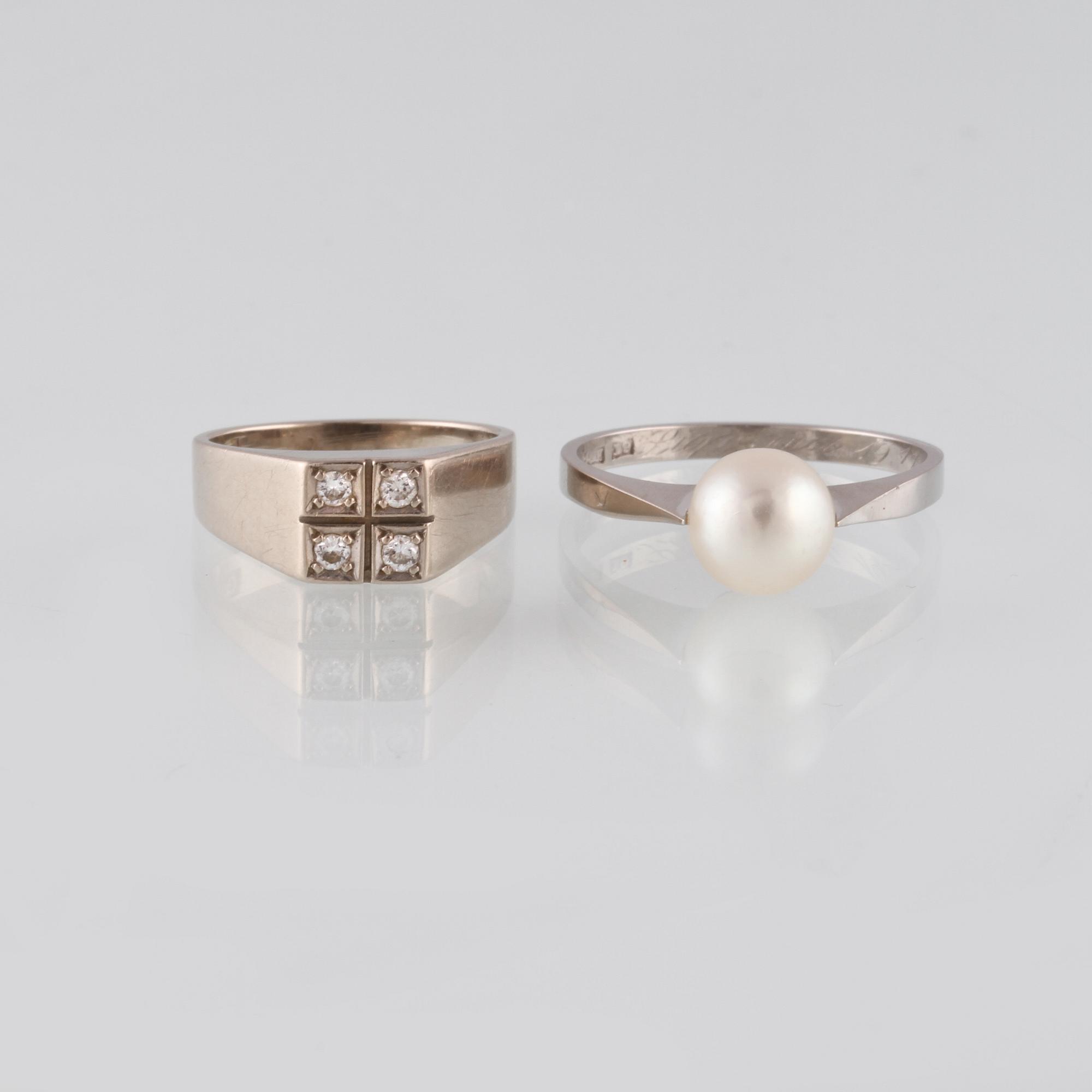 RINGAR, 2 st, 18K vitguld med 4 briljantslipade diamanter respektive odlad pärla. Vikt 5,6 gram.