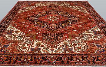 A Heriz/Gorovan carpet, ca 338 x 273 cm.