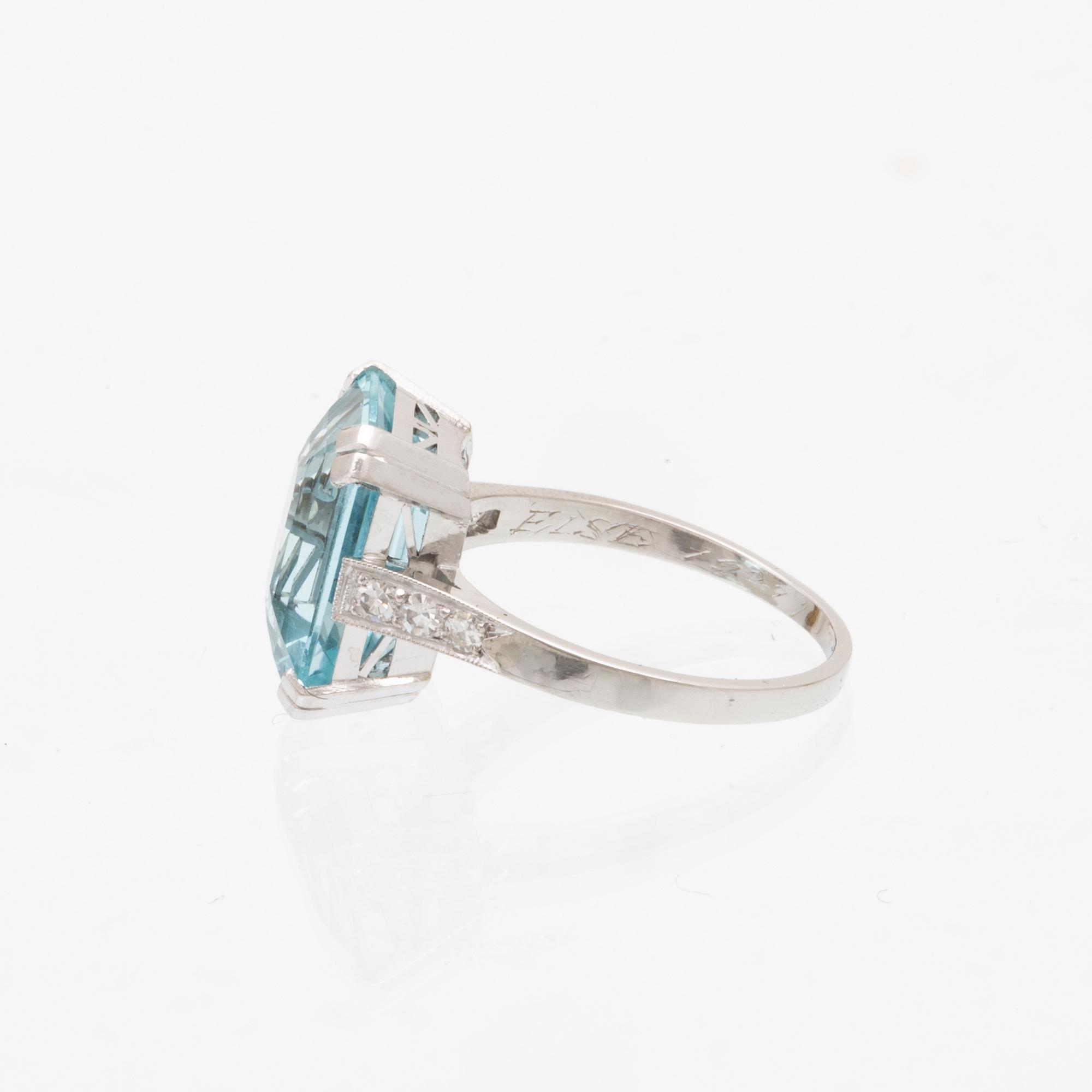 Ring platina med trappslipad akvamarin och enkelslipade diamanter CG Hallberg Stockholm 1948.