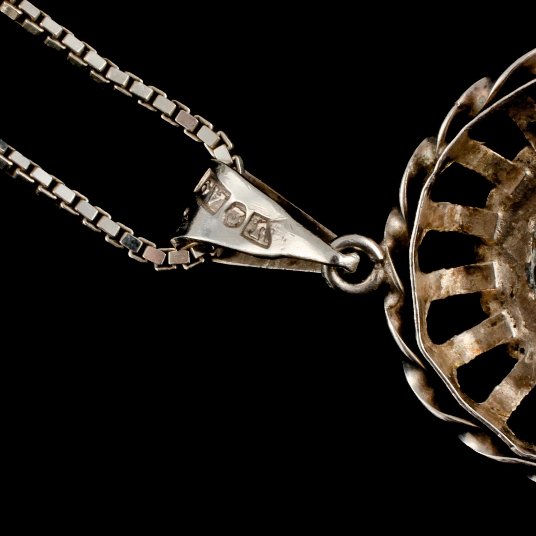 HÄNGE, silver med fasettslipad lila pastesten och markasiter, Lindesberg, 1951. Vikt 7 g.