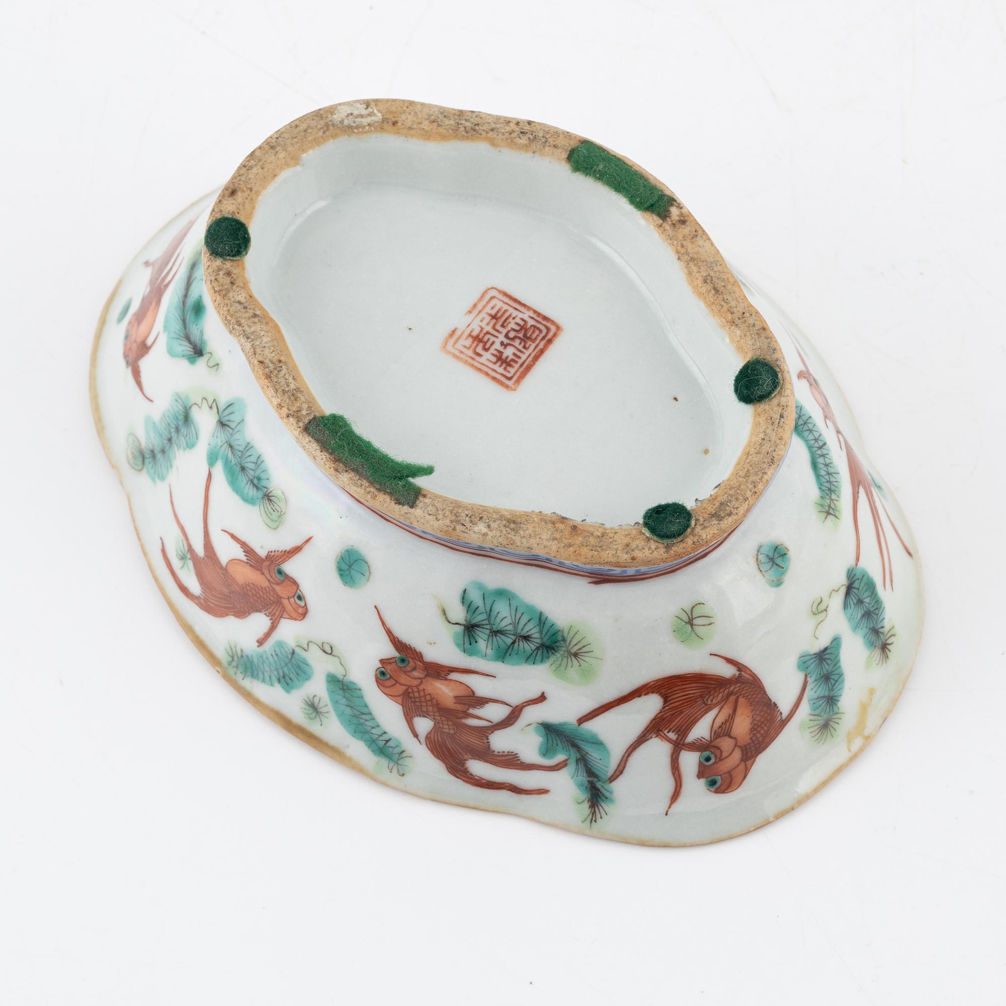 A Chinese enamelled serving dish, Qing dynasty, 19th century.