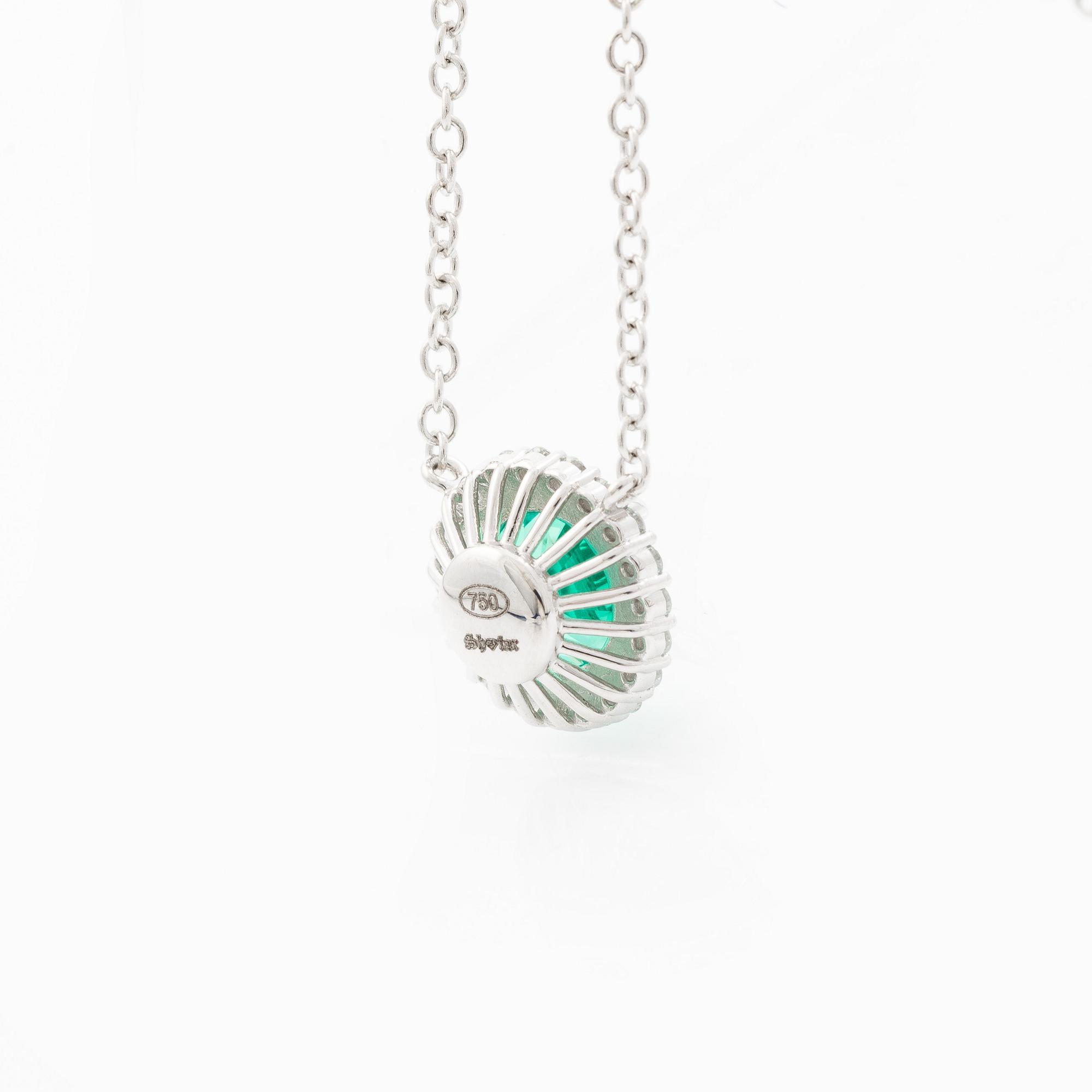 Collier 18K vitguld med syntetisk smaragd och briljantslipade diamanter.