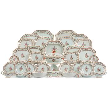 1115. An extensive famille rose dinner service, Qing dynasty, Qianlong (1736-95). (106 pieces).