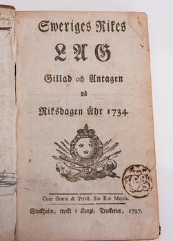 BÖCKER, 2 st, "Sveriges Rikes Lag... 1734" och "Underrättelse om hälsans bevarande", Stockholm 1797 resp. Upsala 1768.